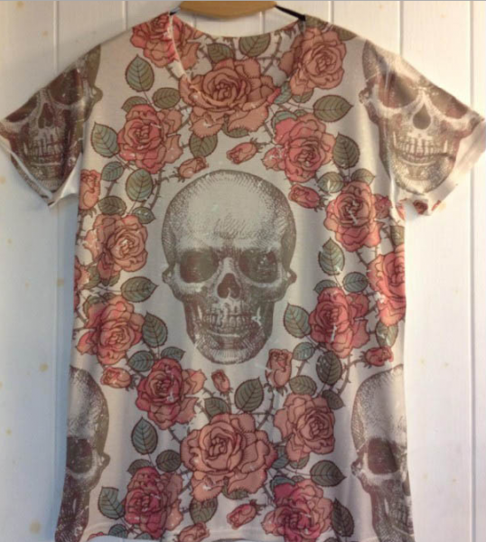 T-Shirt caveira e flores